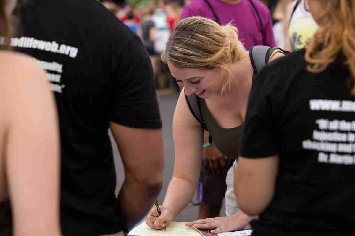 Student signing up for a student org