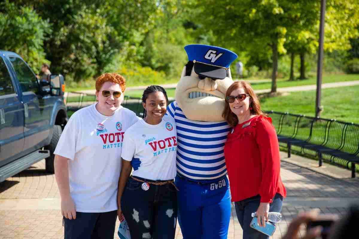 Students taking a picture with louie the laker