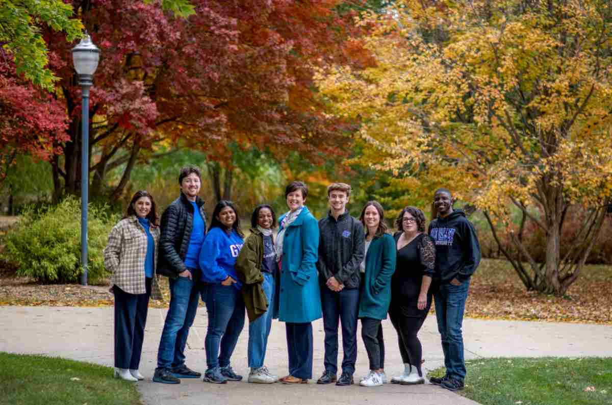 Group photo of 2022-2023 Vice President Student Advisory Board members and Vice President Jenny Hall-Jones