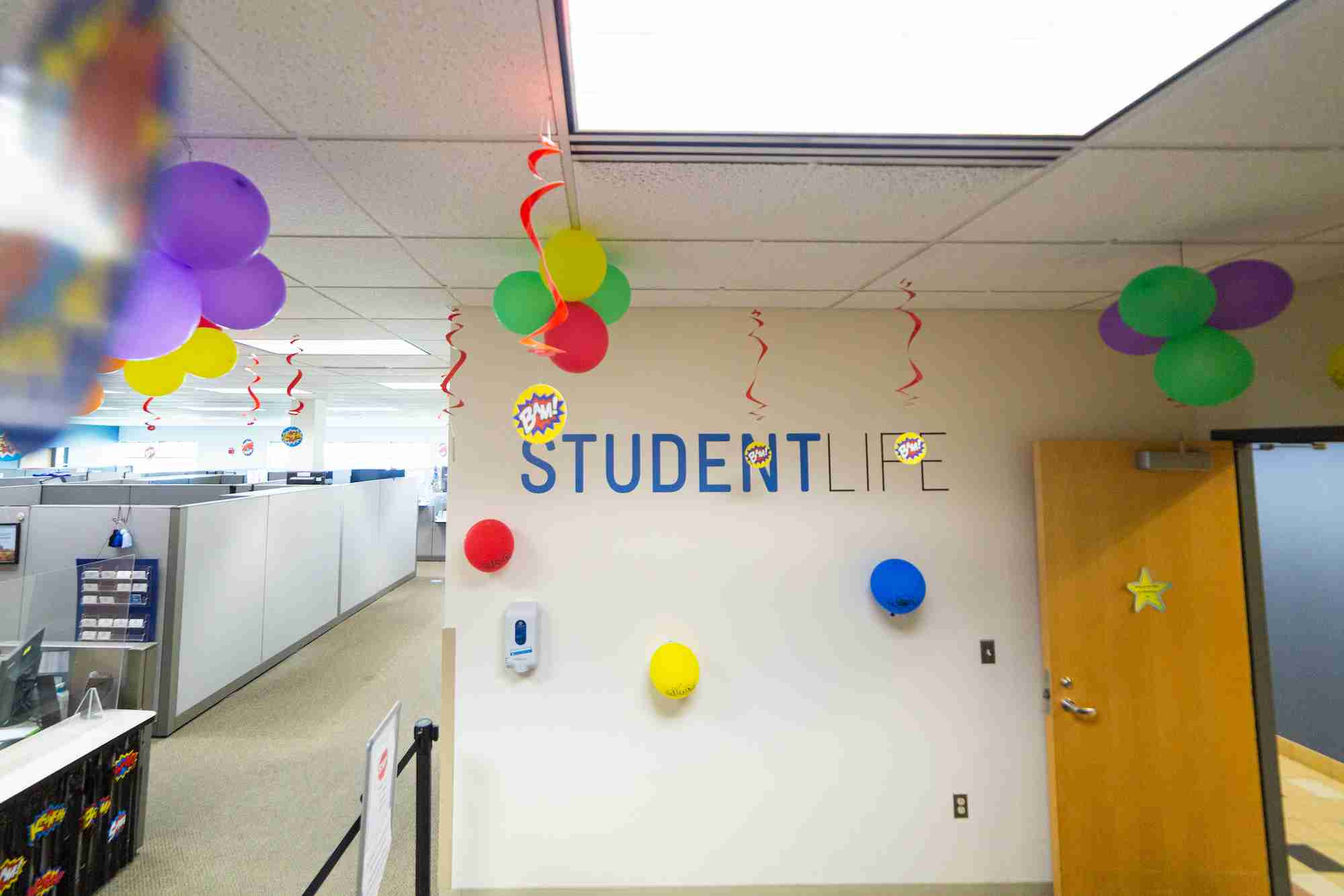 Student life entrance way in Kirkhof with balloons