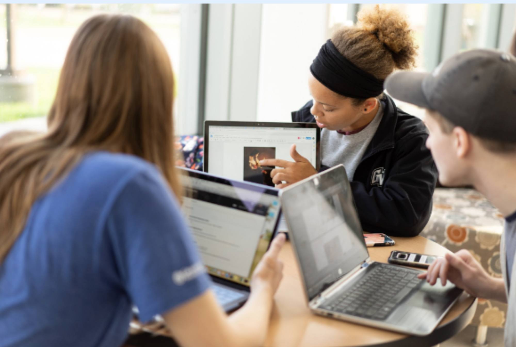 A consultant at the digital skills lab working with students